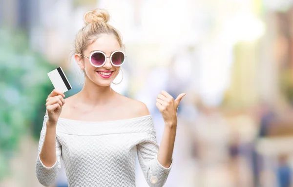 Jonge Mooie Blonde Vrouw Bedrijf Credit Kaart Geïsoleerde Achtergrond Verrast — Stockfoto