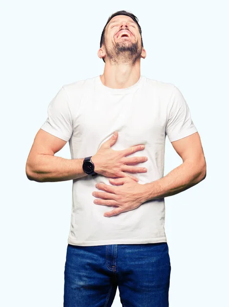 Homem Bonito Vestindo Camiseta Branca Casual Sorrindo Rindo Forte Voz — Fotografia de Stock