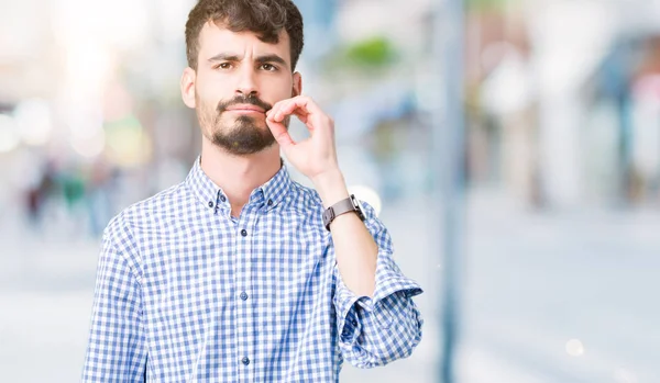 Mladý Pohledný Obchodní Muž Nad Izolované Pozadí Ústa Rty Zavřené — Stock fotografie