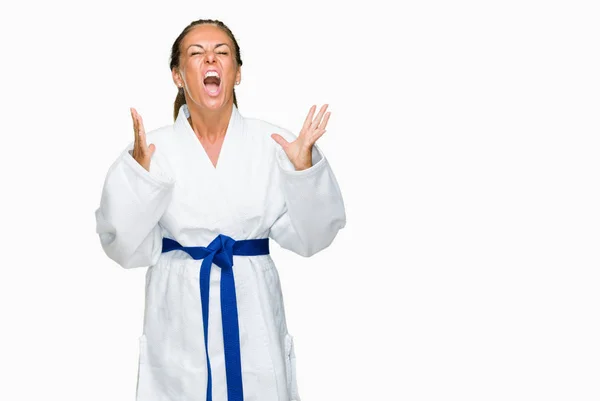 Mujer Adulta Mediana Edad Con Uniforme Kimono Karate Sobre Fondo — Foto de Stock