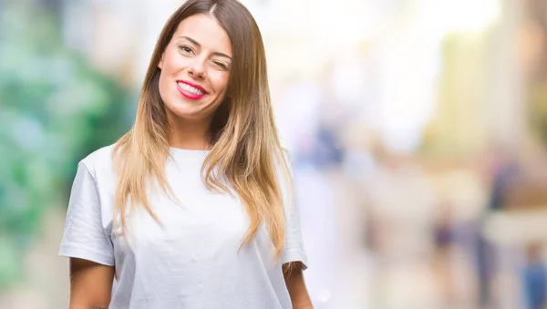 Junge Schöne Frau Lässig Weißes Shirt Über Isoliertem Hintergrund Zwinkernd — Stockfoto