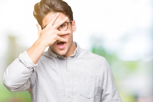 Junger Gutaussehender Mann Mit Brille Vor Isoliertem Hintergrund Der Schockiert — Stockfoto