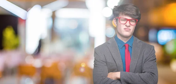 Joven Hombre Negocios Guapo Con Gafas Rojas Sobre Fondo Aislado —  Fotos de Stock