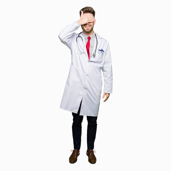 Νεαρός Γιατρός Όμορφος Άνθρωπος Φορώντας Ιατρική Παλτό Χαμογελαστός Και Γελά — Φωτογραφία Αρχείου