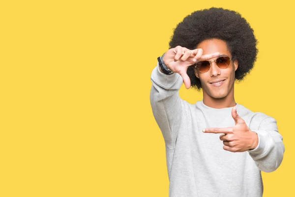 Młody Człowiek African American Afro Włosów Nosi Okulary Uśmiechający Się — Zdjęcie stockowe