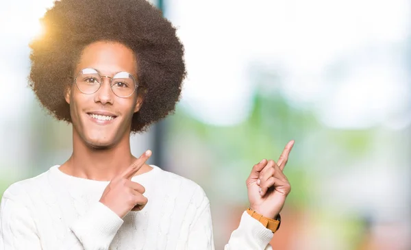 Unga Afroamerikanska Man Med Afro Hår Glasögon Leende Och Tittar — Stockfoto