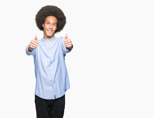 Jonge Afro Amerikaanse Man Met Afro Haar Goedkeuring Thumbs Doen — Stockfoto