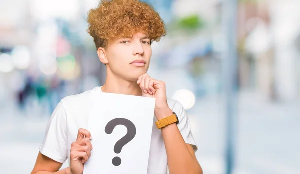Genç Yakışıklı Bir Soru Işareti Ciddi Bir Yüz Düşünce Hakkında — Stok fotoğraf