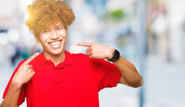 Joven Hombre Guapo Con Pelo Afro Vistiendo Camiseta Roja Sonriendo —  Fotos de Stock