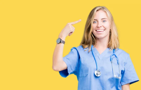 Mooie Jonge Dokter Vrouw Medische Uniform Dragen Geïsoleerd Background Smiling — Stockfoto