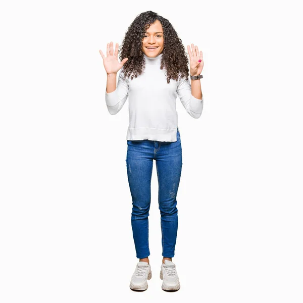 Jovem Mulher Bonita Com Cabelo Encaracolado Vestindo Camisola Gola Alta — Fotografia de Stock