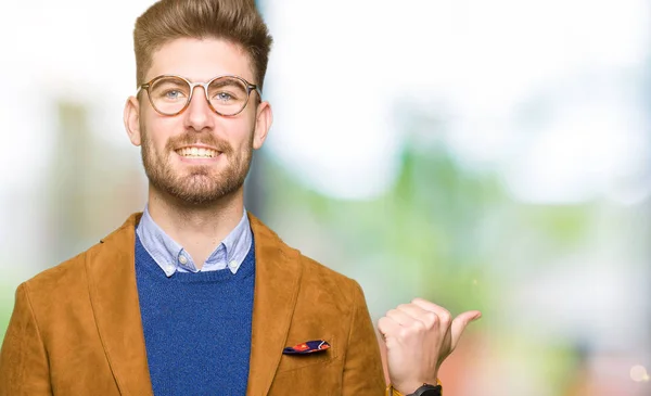 Jovem Homem Negócios Bonito Usando Óculos Sorrindo Com Rosto Feliz — Fotografia de Stock