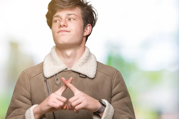 Junger Gutaussehender Mann Trägt Wintermantel Über Isoliertem Hintergrund Ablehnung Ausdruck — Stockfoto