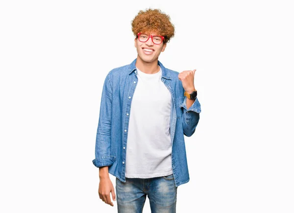 Joven Hombre Guapo Con Pelo Afro Con Gafas Sonriendo Con —  Fotos de Stock