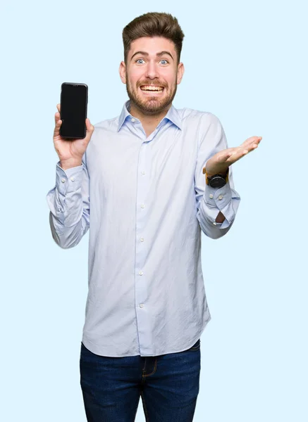 Jonge Knappe Man Bedrijf Toont Smartphone Scherm Erg Blij Opgewonden — Stockfoto