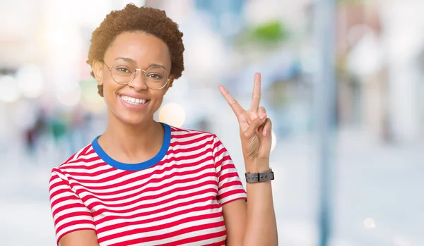 Hermosa Mujer Afroamericana Joven Con Gafas Sobre Fondo Aislado Sonriendo —  Fotos de Stock