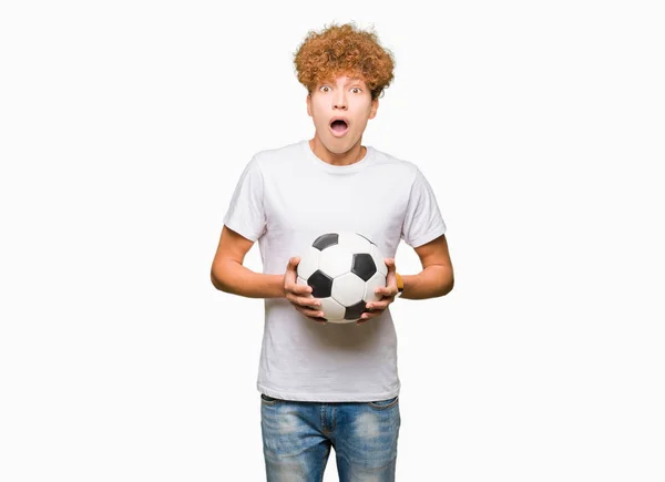 Joven Hombre Guapo Sosteniendo Pelota Fútbol Americano Asustado Shock Con —  Fotos de Stock
