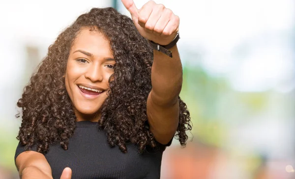 Jeune Belle Femme Aux Cheveux Bouclés Approuvant Faire Geste Positif — Photo