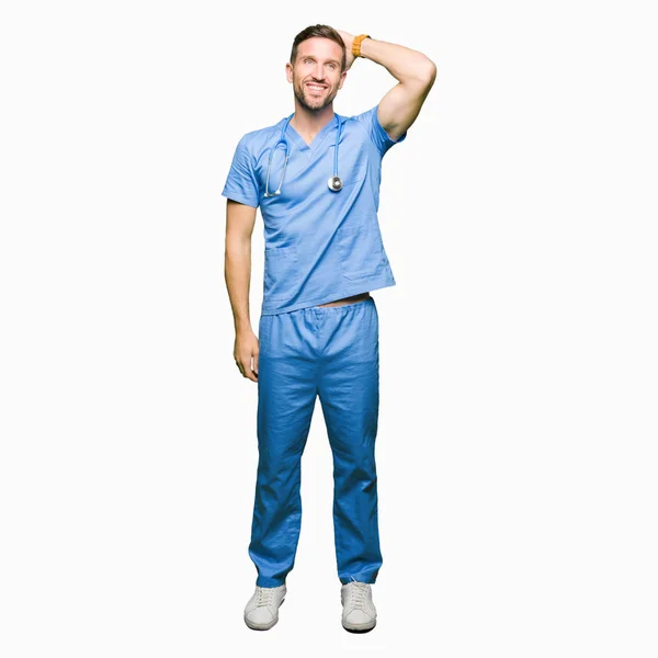 Bello Medico Uomo Indossa Uniforme Medica Sfondo Isolato Sorridente Fiducioso — Foto Stock