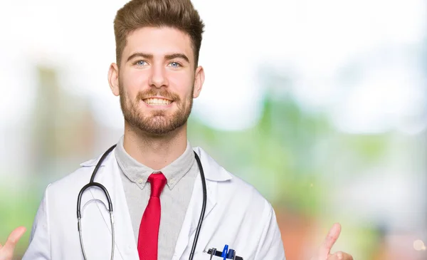 Joven Médico Guapo Hombre Con Abrigo Médico Mostrando Señalando Hacia —  Fotos de Stock