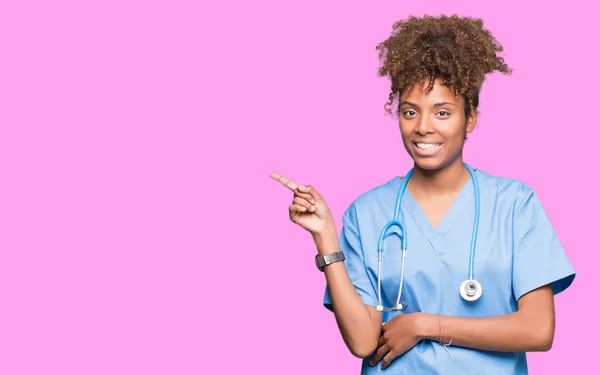 Joven Mujer Médica Afroamericana Sobre Fondo Aislado Con Una Gran — Foto de Stock