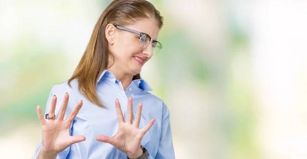 Mooie Middenleeftijd Volwassen Zakenvrouw Bril Geïsoleerde Achtergrond Walgen Expressie Ontevreden — Stockfoto