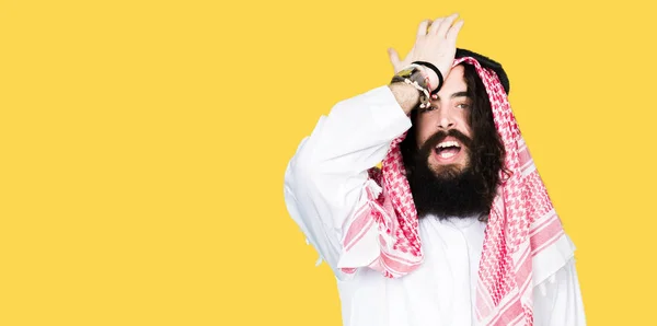 Arabian Business Man Long Hair Wearing Traditional Keffiyeh Scarf Surprised — Stock Photo, Image