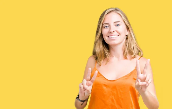 Piękna Młoda Kobieta Pomarańczowy Koszulkę Białym Tle Uśmiechnięty Patrząc Kamery — Zdjęcie stockowe