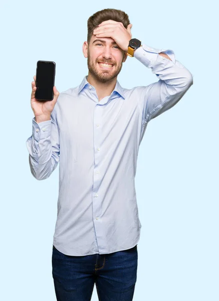 Giovane Bell Uomo Affari Mostrando Schermo Smartphone Stressato Con Mano — Foto Stock
