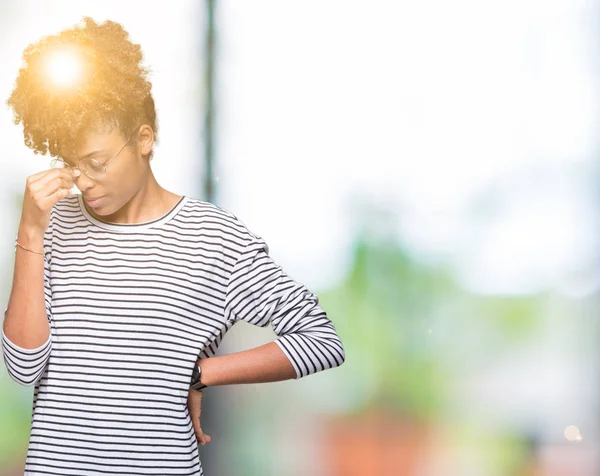 Красива Молода Афро Американських Жінка Окулярах Над Ізольованих Фон Втомився — стокове фото