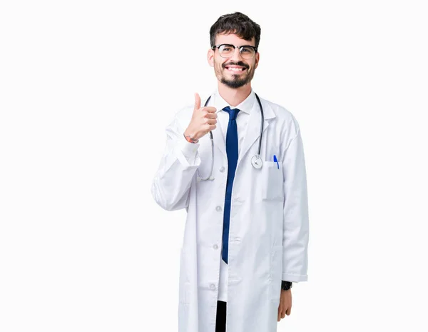 Молодой Доктор Больничном Пальто Изолированном Фоне Делает Счастливый Жест Вверх — стоковое фото