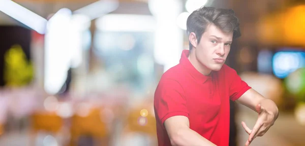 Jonge Knappe Man Met Rode Shirt Geïsoleerde Achtergrond Haast Wijzende — Stockfoto