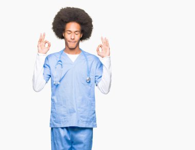 Afro saçlı Genç Afrikalı Amerikan Doktor adam rahatlayın ve gözleri ile gülümseyen meditasyon jest parmaklar ile kapalı. Yoga konsepti.