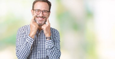 Yakışıklı orta yaş zarif komuta sizde gözlük izole üzerinde gülen arka plan açık ağız ile parmak işaret ve neşeli gülümseme zorlamadan