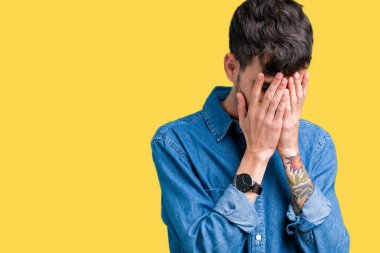Yakışıklı delikanlı yüzünü elleri ile ağlayarak süre kapsayan üzgün ifade ile izole arka plan üzerinde. Depresyon kavramı.