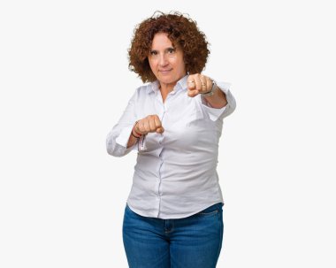 Güzel orta ager üst düzey businees kadın yüzünden kavga etmek izole arka plan kum yumruk, saldırgan ve kızgın saldırı, tehdit ve şiddet