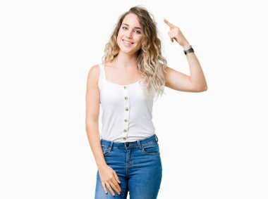 Güzel genç sarışın kadın yüzünden izole arka plan bir parmak, harika bir fikir ya da düşünce, iyi hafıza ile baş gösteren gülen