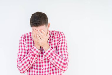 Ağlama sırasında elleri ile yüz kapsayan üzücü ifade ile izole arka plan üzerinde gömlek giyen genç yakışıklı adam. Depresyon konsepti.