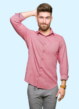 Genç yakışıklı iş casual adam yanıltır ve soru hakkında merak ediyorum. Şüphe, kafasına el ile düşünme ile belirsiz. Dalgın kavramı.