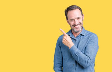 Yakışıklı orta yaş zarif komuta sizde izole arka neşeli bir gülümseme ile el ve parmak kadar yan yüzünde mutlu ve doğal ifade ile işaret yüz üzerinden