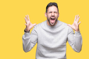 Yakışıklı delikanlı deli ve silah ile başarı için deli kutluyor izole arka plan üzerinde sweatshirt giyen kaldırdı ve heyecanlı çığlık gözler kapalı. Kazanan kavramı