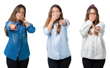 Kolaj izole güzel genç kadın bir gülme sizin arka plan, fotoğraf makinesi ile işaret eden parmak el ağzına, utanç ifadesi