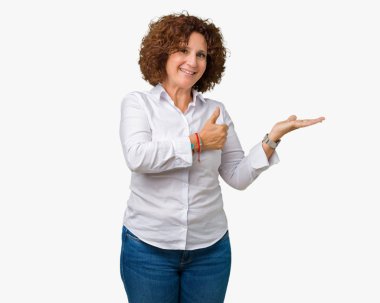 İzole arka plan gösteren palm el ve yukarıya, mutlu ve neşeli gülümseyen baş parmakları Tamam jest yapıyor güzel orta ager üst düzey businees kadın