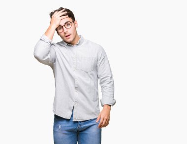 Genç yakışıklı adam gözlük izole arka kafasına hata için el ile sürpriz üzerinde hata hatırlıyorum. Unuttum, kötü bellek kavramı.