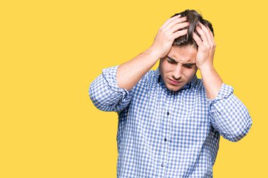 Genç yakışıklı iş adamı çünkü umutsuz ve stresli baş ağrısı acı izole arka plan üzerinde ağrı ve migren. Ellerini kafasına.