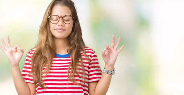 Jovem Bela Mulher Morena Vestindo Óculos Listras Shirt Sobre Fundo — Fotografia de Stock