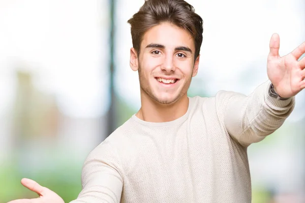 Młody Przystojny Mężczyzna Białym Tle Patrząc Kamery Uśmiechając Się Otwartymi — Zdjęcie stockowe