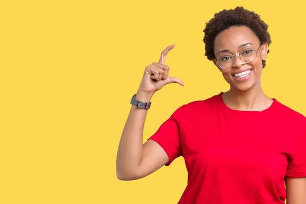 Bella Giovane Donna Afroamericana Che Indossa Occhiali Sfondo Isolato Sorridente — Foto Stock