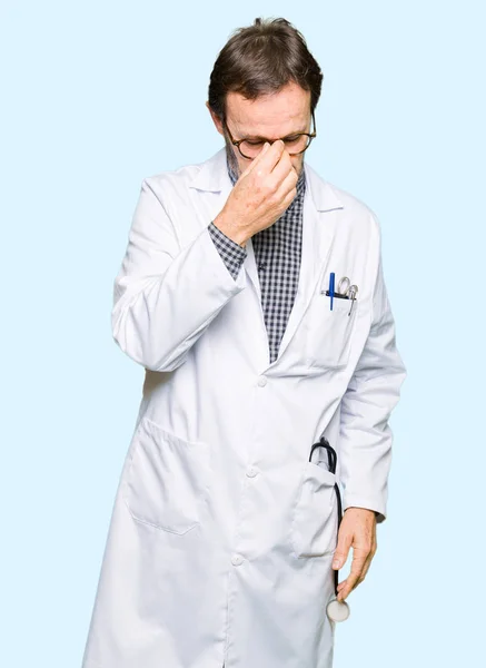 穿着医用外套的中年医生疲劳摩擦鼻子和眼睛感到疲劳和头痛 压力和挫折的概念 — 图库照片