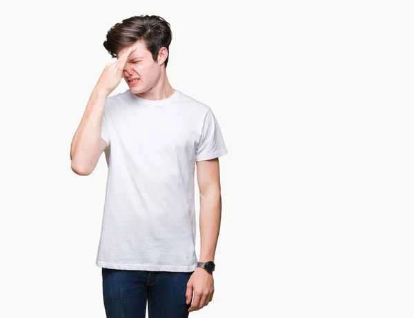 Ung Vacker Man Bär Casual Vit Shirt Över Isolerade Bakgrund — Stockfoto